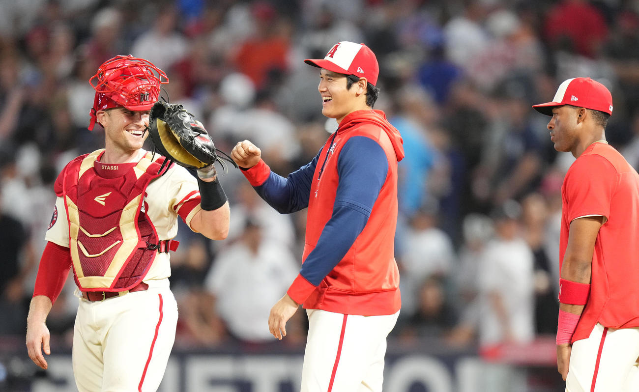 ヤンキースに勝利し、笑顔でナインとタッチするエンゼルス大谷（中央）（撮影・菅敏）