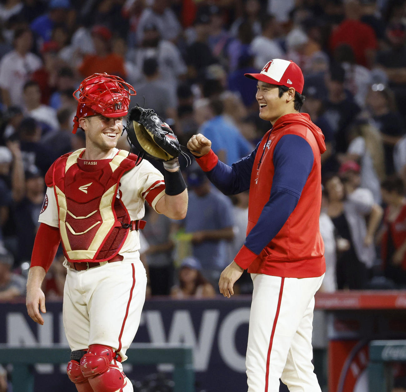 エンゼルス対ヤンキース　ヤンキースに勝利し、笑顔でスタッシ（左）とタッチを交わす大谷（共同）
