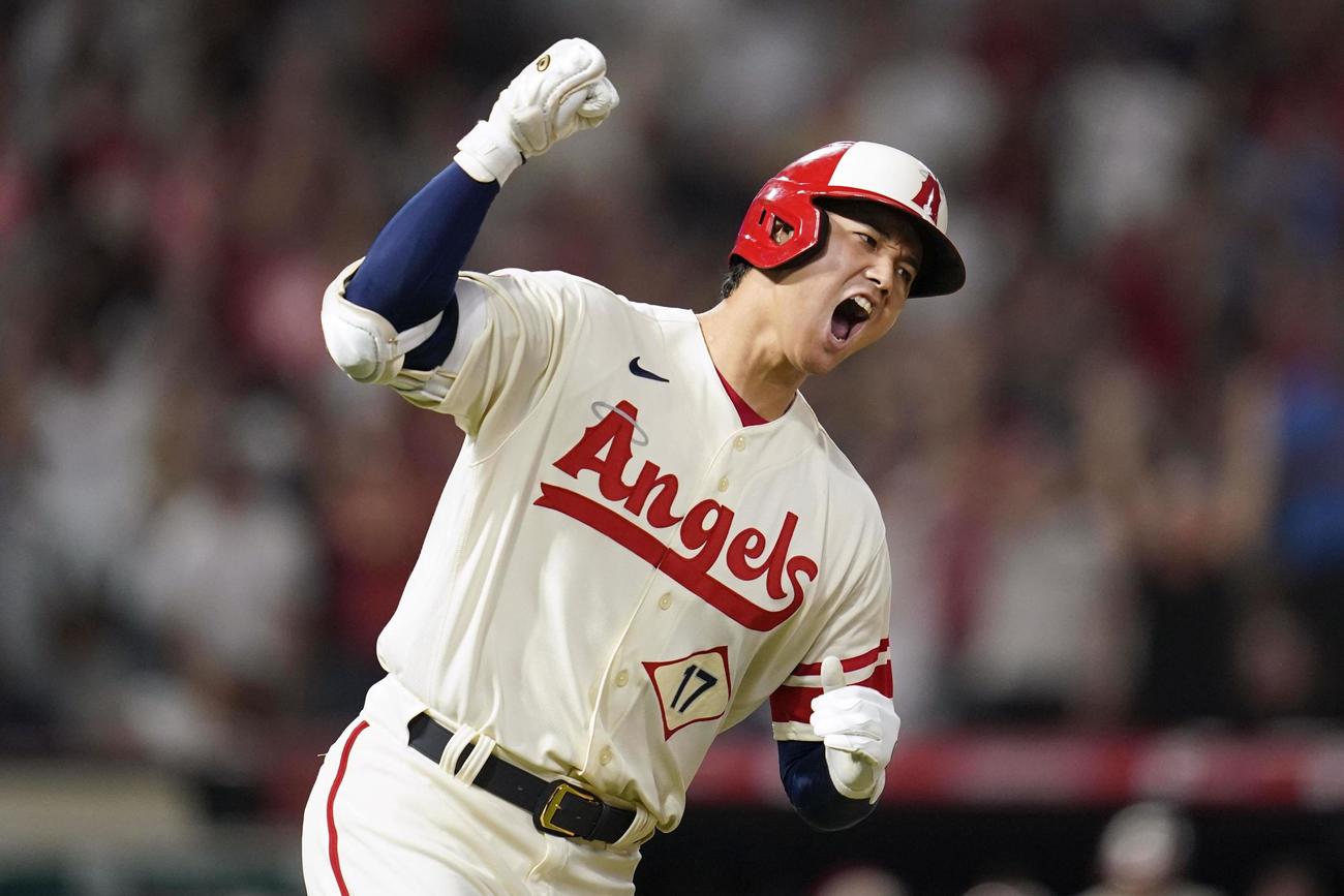 エンゼルス対ヤンキース　30号3ランを放ちガッツポーズする大谷（共同）