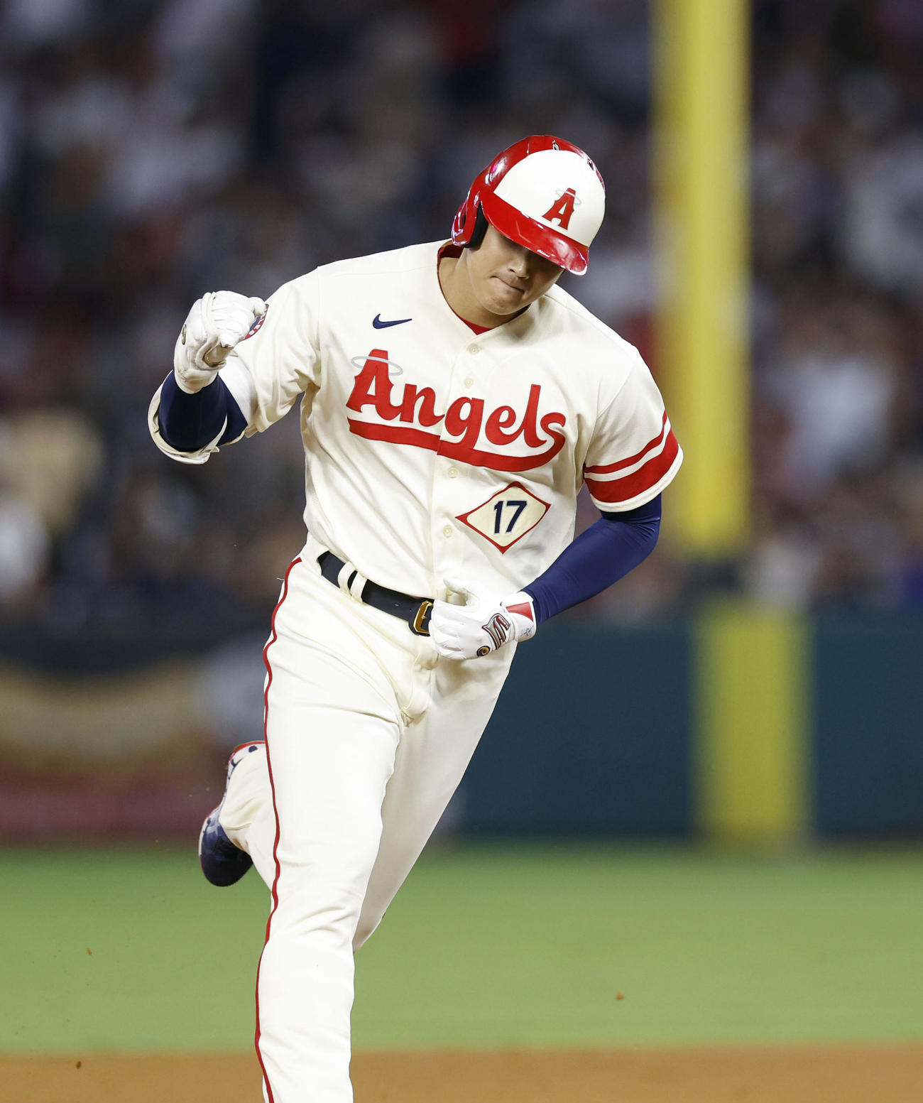 エンゼルス対ヤンキース　30号3ランを放ちガッツポーズする大谷（共同）