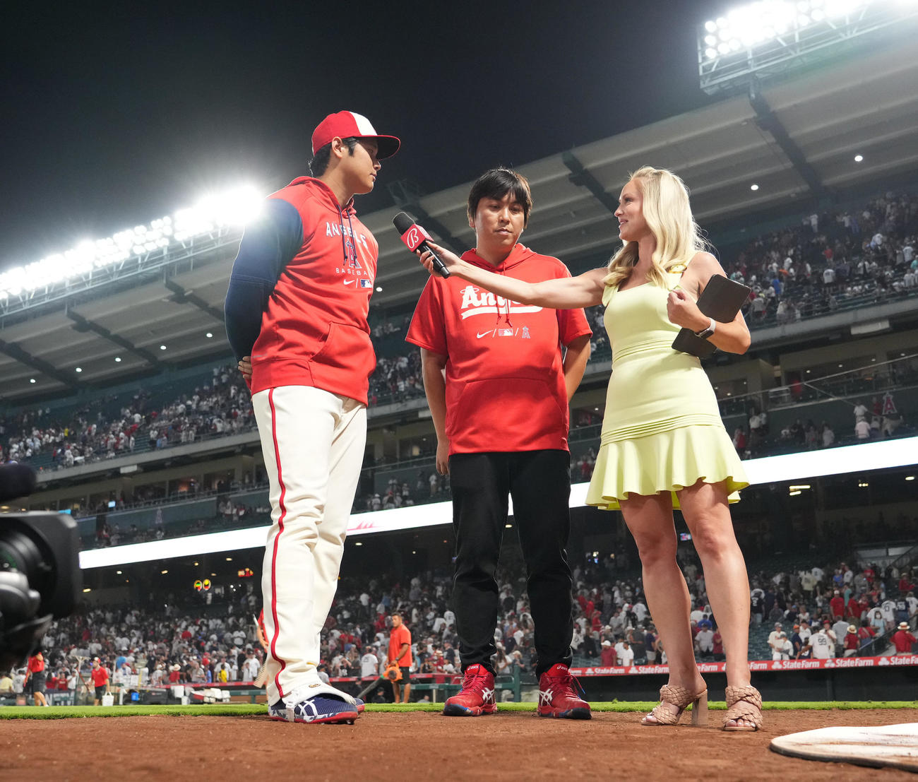 ヤンキースに勝利し、逆転の3点本塁打を放ったエンゼルス大谷（左）は、ヒーローインタビューで質問に答える（撮影・菅敏）