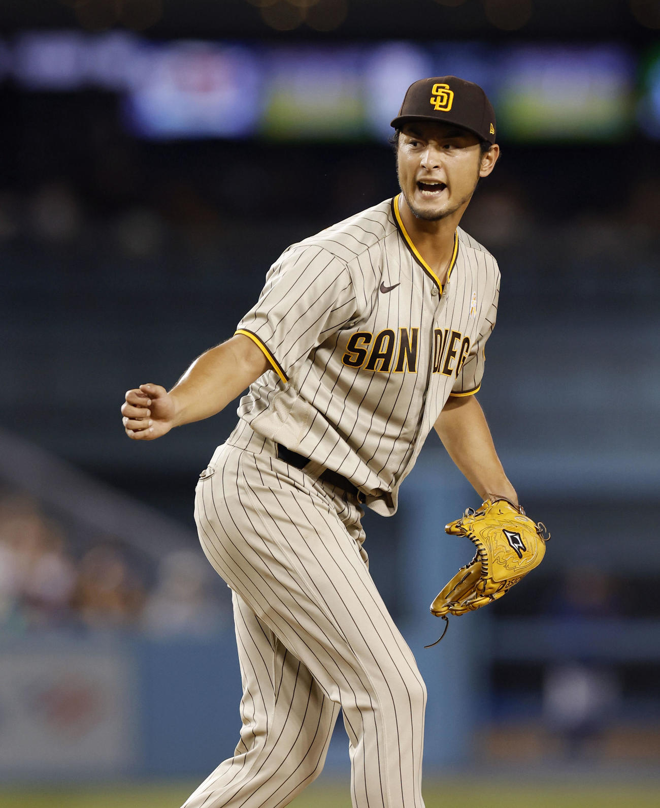 米大リーグ、ドジャース戦の5回、この試合6個目の三振を奪って日米通算3000奪三振の大台に到達したパドレスのダルビッシュ有＝2日、ロサンゼルス（共同）