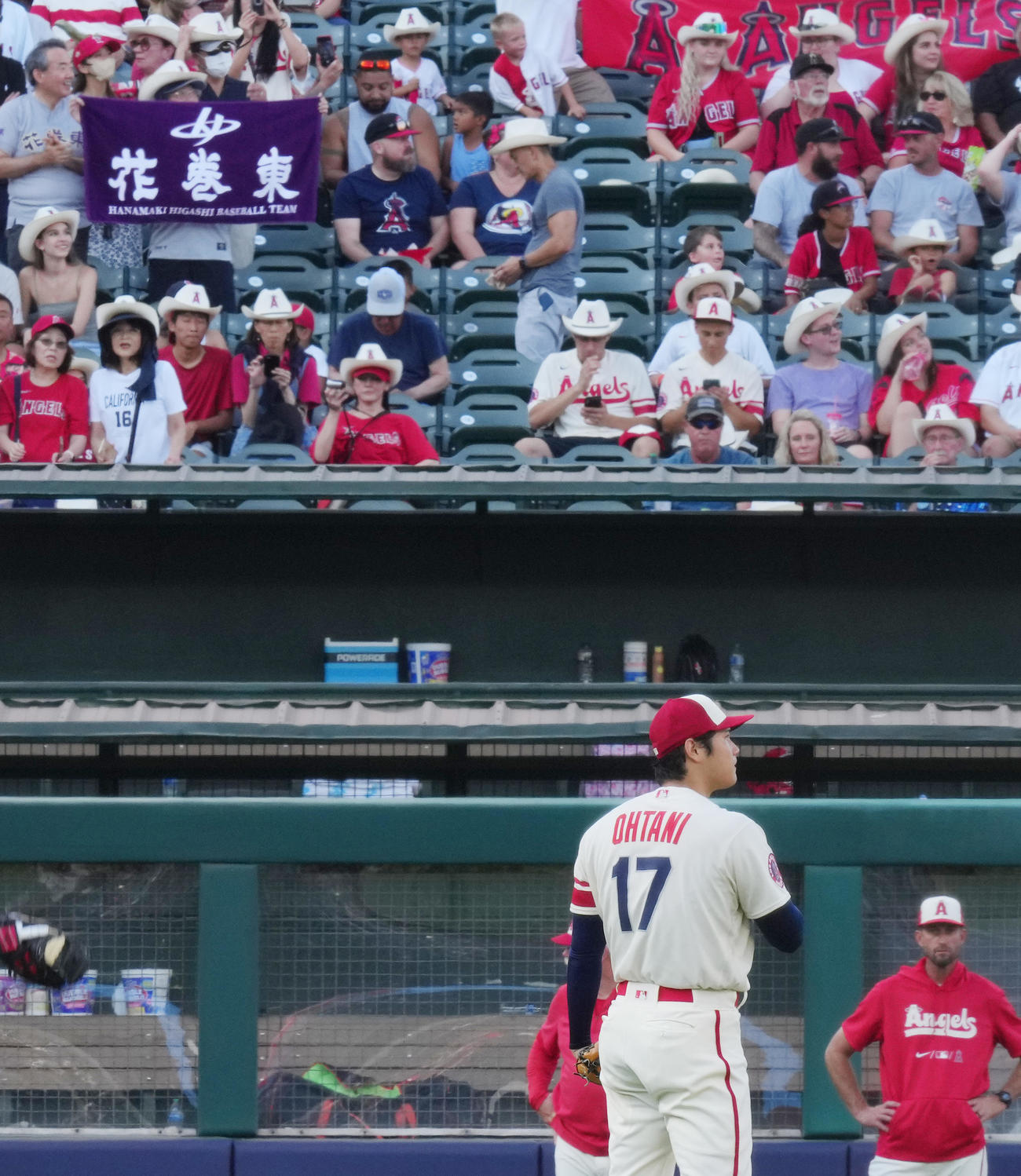 エンゼルス対アストロズ　試合前、母校の花巻東の垂れ幕を手にするファンを前にアップするエンゼルス大谷（撮影・菅敏）