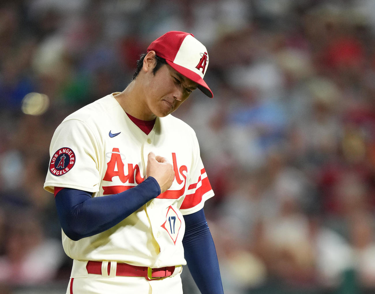 エンゼルス対アストロズ　5回に失点したエンゼルス大谷は、厳しい表情でベンチに戻る（撮影・菅敏）