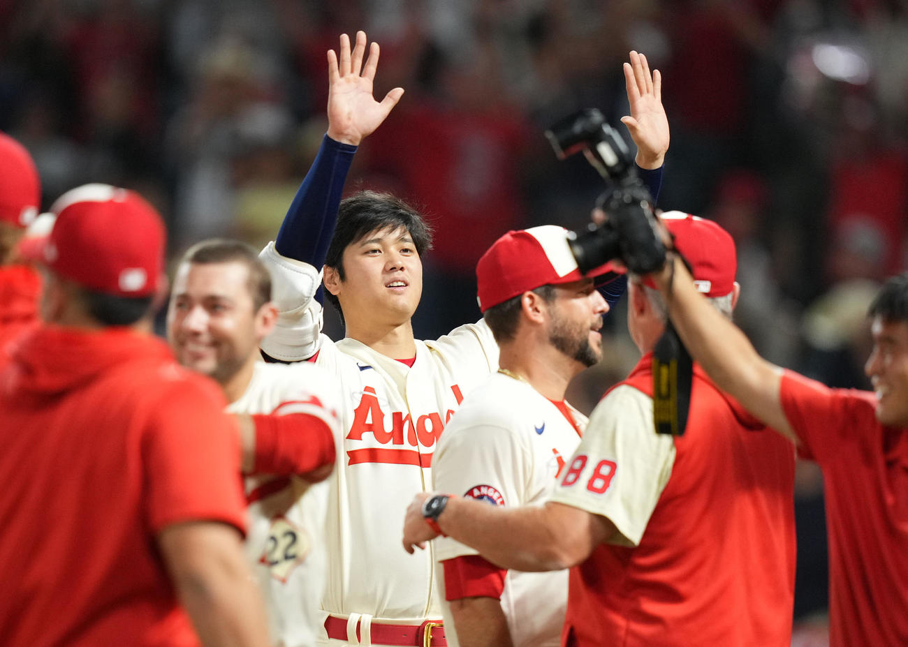 エンゼルス対アストロズ　12回裏エンゼルス2死一、二塁、ダフィーの適時打でサヨナラ勝ちをし、喜ぶ大谷（中央）（撮影・菅敏）