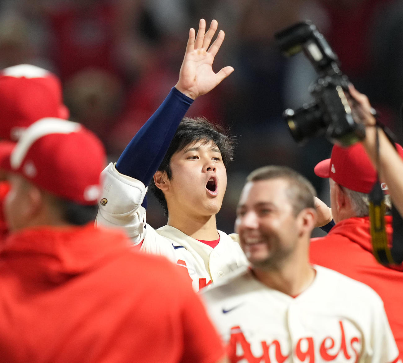 エンゼルス対アストロズ　12回裏エンゼルス2死一、二塁、ダフィーの適時打でサヨナラ勝ちをし、喜ぶ大谷（中央）（撮影・菅敏）
