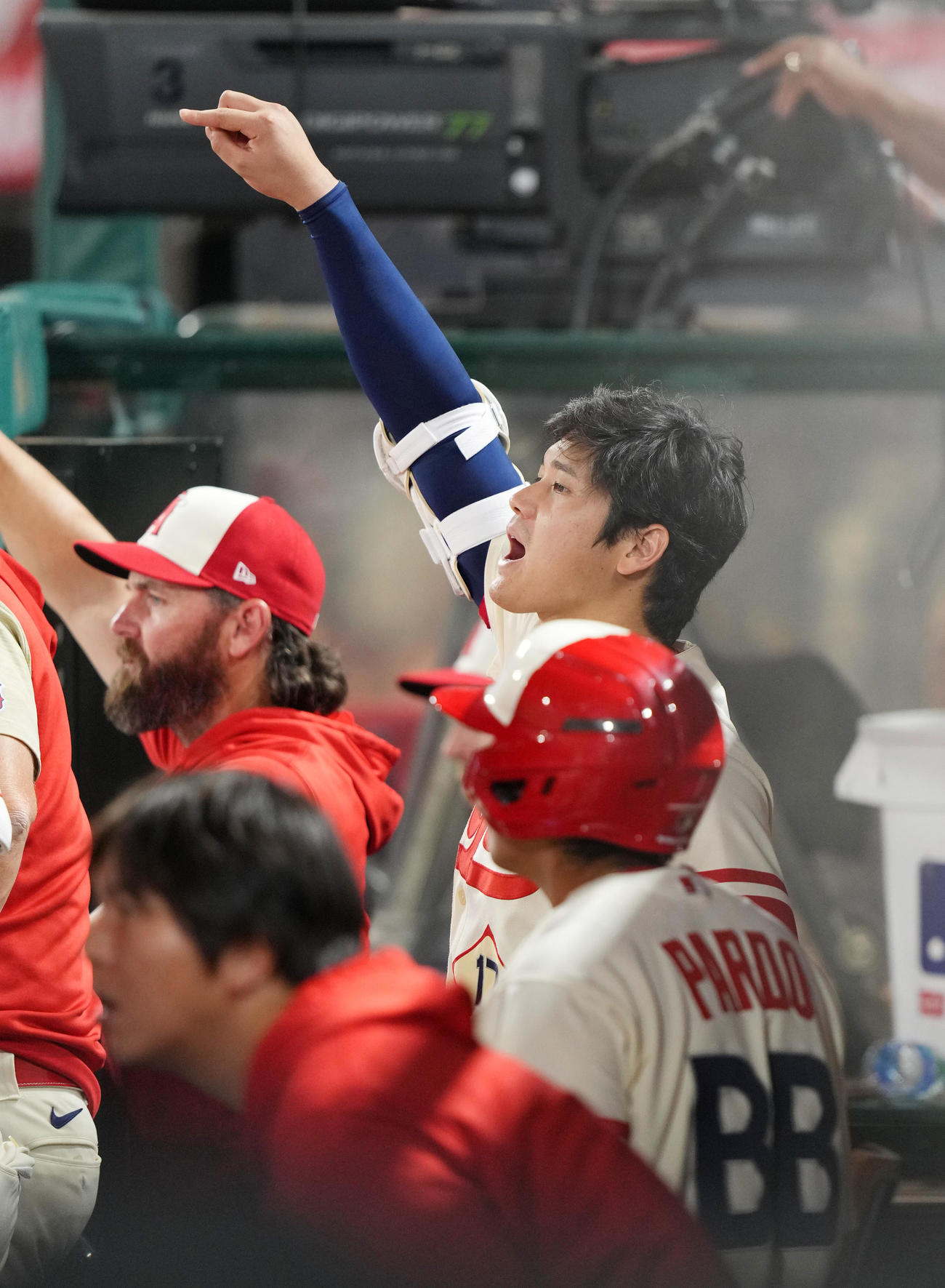 エンゼルス対アストロズ　12回裏エンゼルス2死一、二塁、ダフィーの適時打でサヨナラ勝ちをし、ベンチで喜ぶ大谷（右上）（撮影・菅敏）