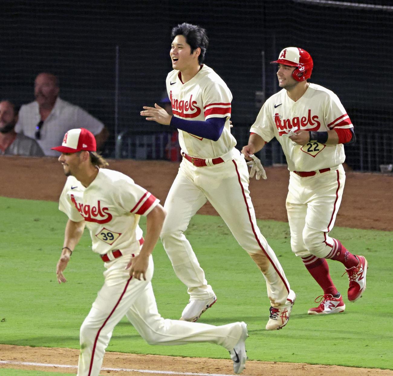 エンゼルス対アストロズ　サヨナラ勝ちし、笑顔でベンチを飛び出す大谷（中央）（共同）