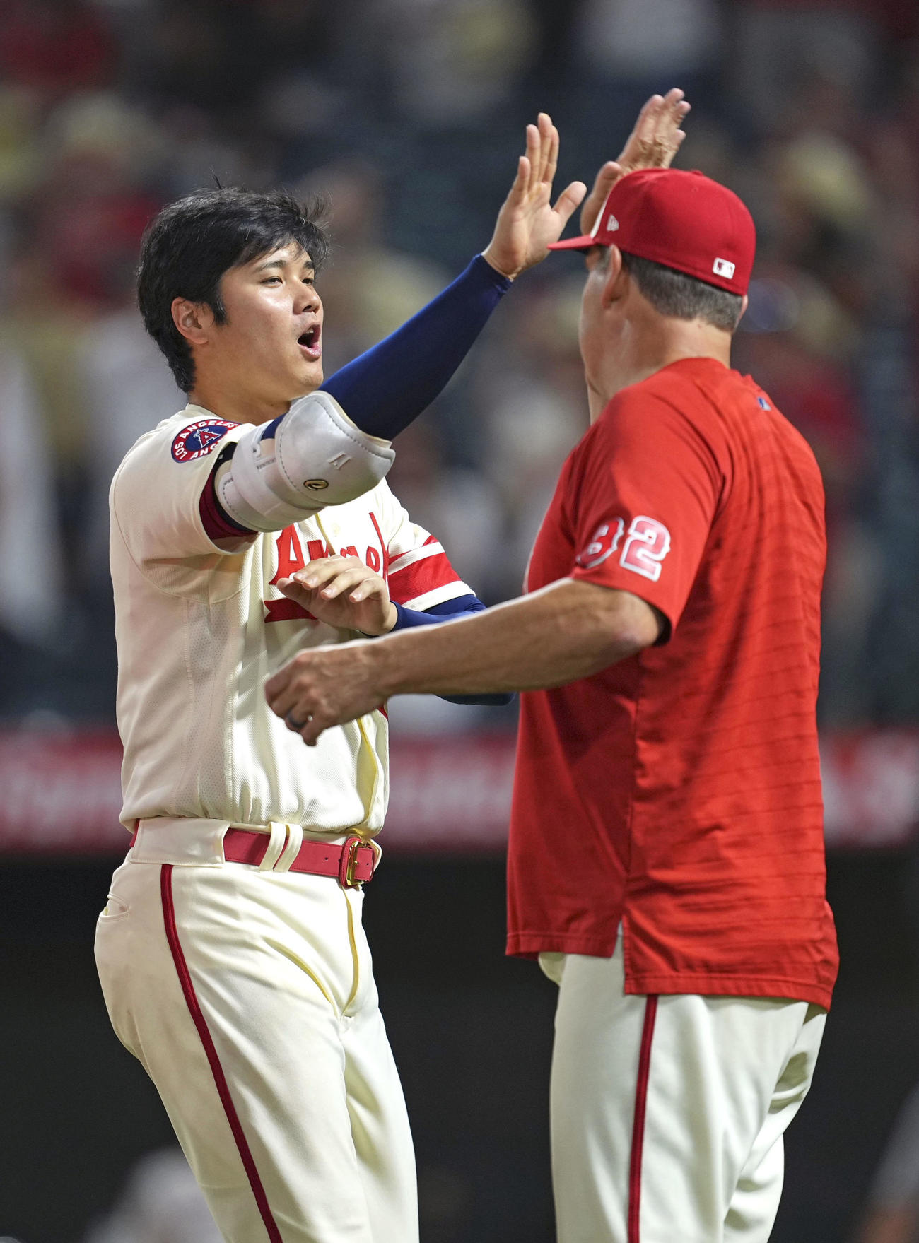 エンゼルス対アストロズ　サヨナラ勝ちし、タッチを交わす大谷（共同）