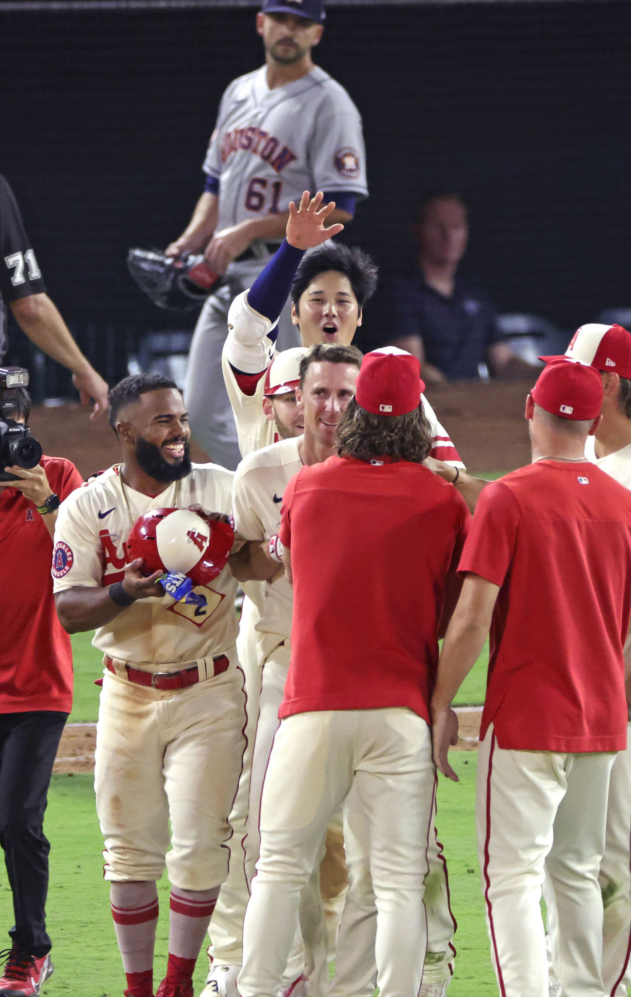 エンゼルス対アストロズ　サヨナラ勝ちし、笑顔を見せる大谷（奥中央）（共同）