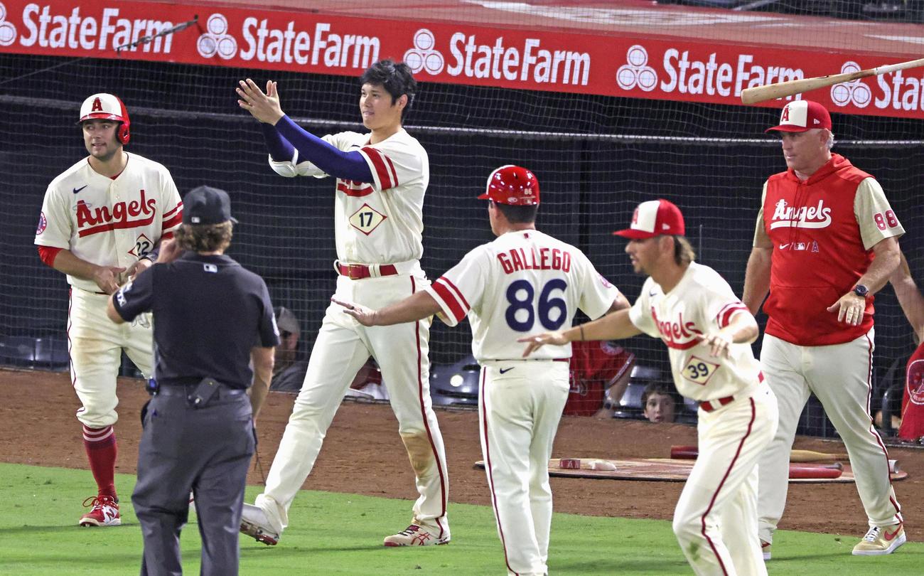 エンゼルス対アストロズ　サヨナラ勝ちし、ベンチを飛び出し手をたたく大谷。右端はネビン監督代行（共同）