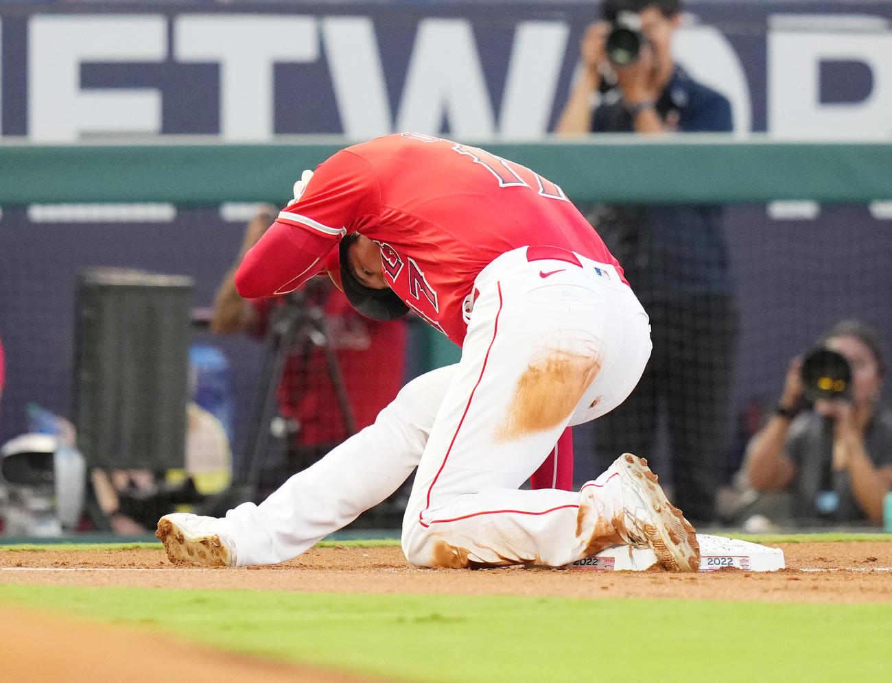 エンゼルス対タイガース　1回裏エンゼルス1死二、三塁、レンヒーフォの左適時打で三塁に進む二塁走者大谷（撮影・菅敏）