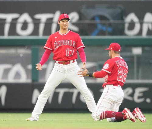 エンゼルス対タイガース 試合前、フィールドでフレッチャー(右)と話す大谷(撮影・菅敏)