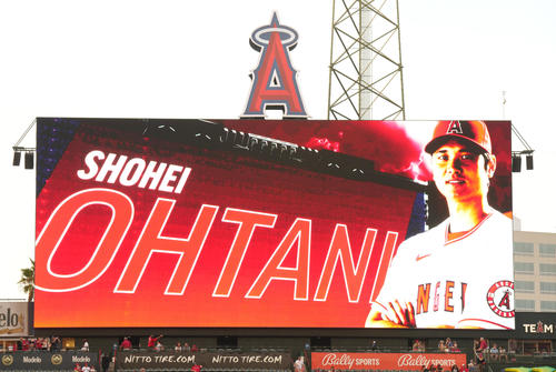 エンゼルス対タイガース スタメン発表で3番DHで紹介されるエンゼルス大谷(撮影・菅敏)