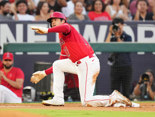 エンゼルス対タイガース 1回裏エンゼルス1死二、三塁、レンヒーフォの左適時打で三塁に進む二塁走者大谷(撮影・菅敏)