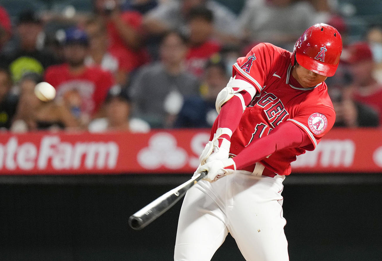 エンゼルス対タイガース　7回裏エンゼルス無死、左中間に32号ソロ本塁打を放つ大谷（撮影・菅敏）