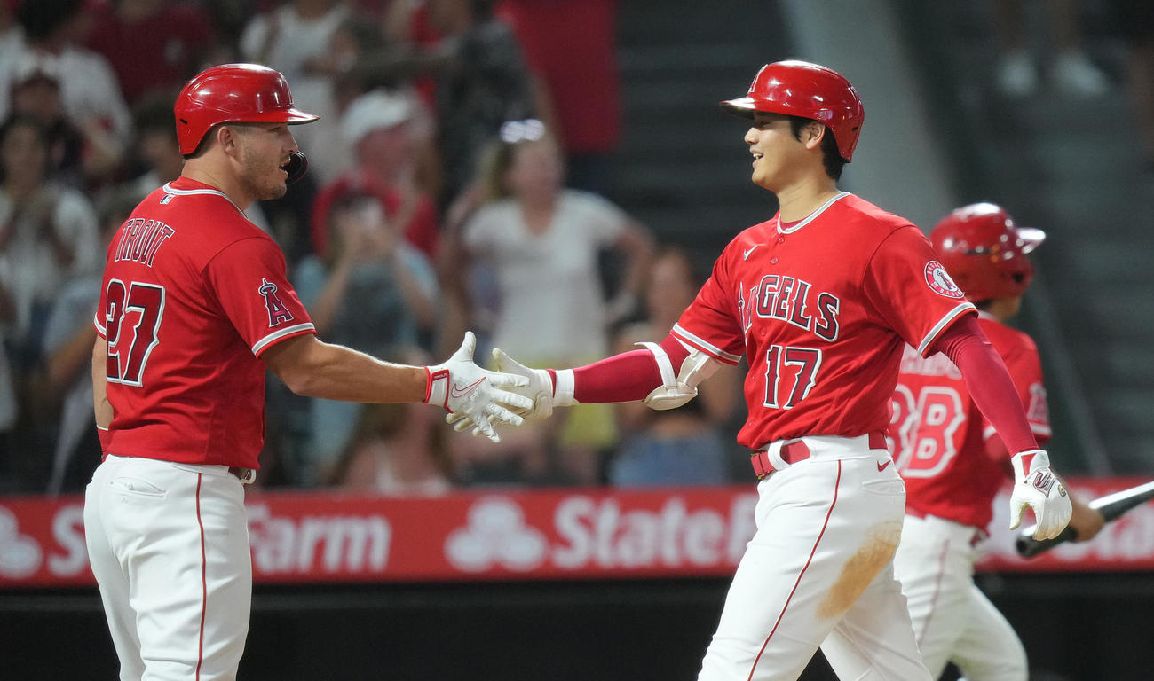 エンゼルス対タイガース　3回裏エンゼルス1死二塁、右越えに31号2点本塁打を放ち、トラウト（左）に握手で迎えられる大谷（撮影・菅敏）