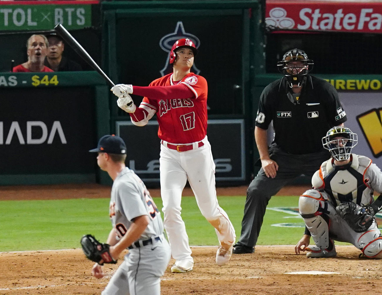 エンゼルス対タイガース　7回裏エンゼルス無死、左中間に32号ソロ本塁打を放つ大谷（撮影・菅敏）