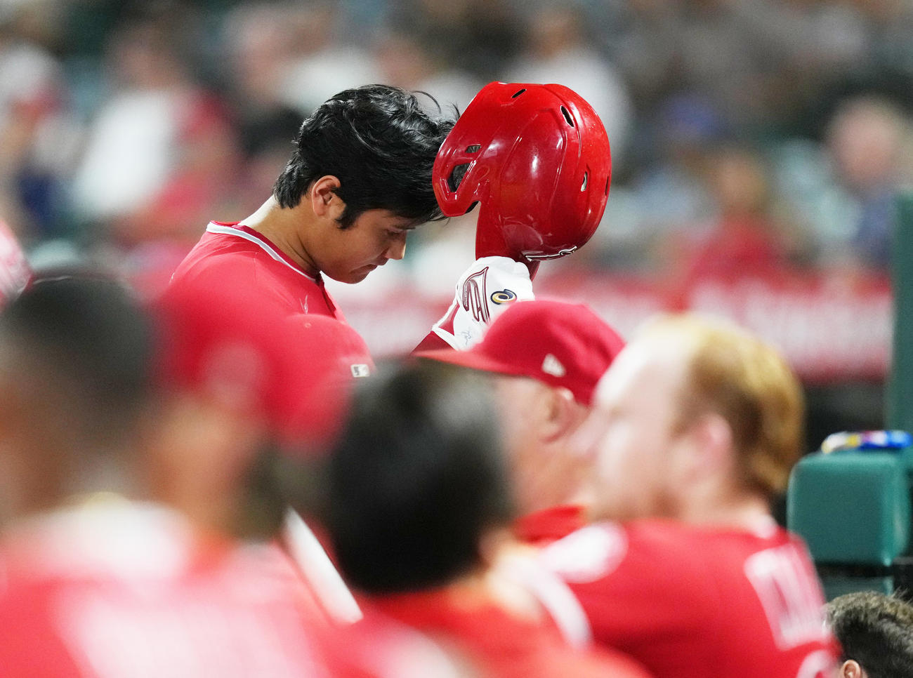 エンゼルス対タイガース　9回裏エンゼルス1死、左飛に倒れ、ベンチに戻る大谷（奥）（撮影・菅敏）