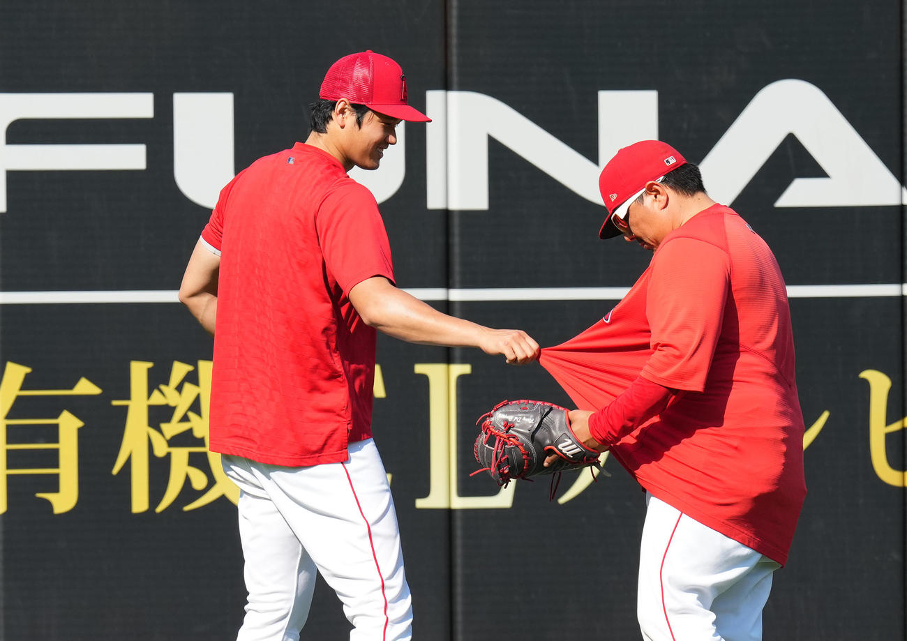 エンゼルス対タイガース　試合前、スタッフのシャツを引っ張る大谷（左）（撮影・菅敏）