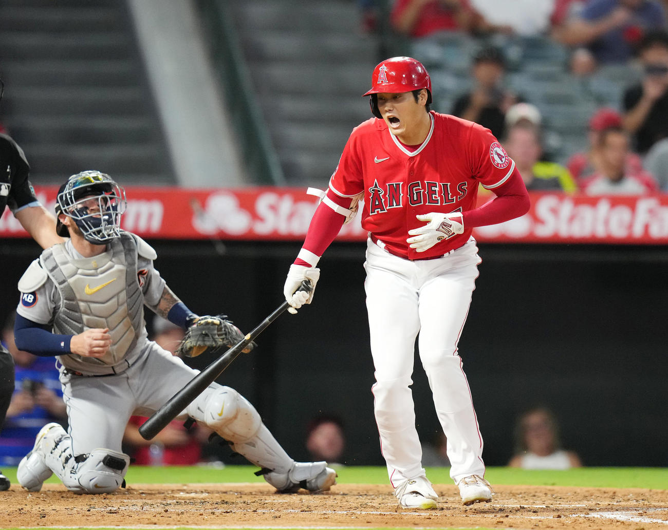 エンゼルス対タイガース　3回裏エンゼルス2死、ファウルボールを放ち驚く大谷（撮影・菅敏）