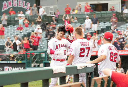 エンゼルス対タイガース　7回裏エンゼルス無死、右中間に勝ち越しの33号ソロ本塁打を放ち、トラウト（中央）に迎えられる大谷（左）（撮影・菅敏）
