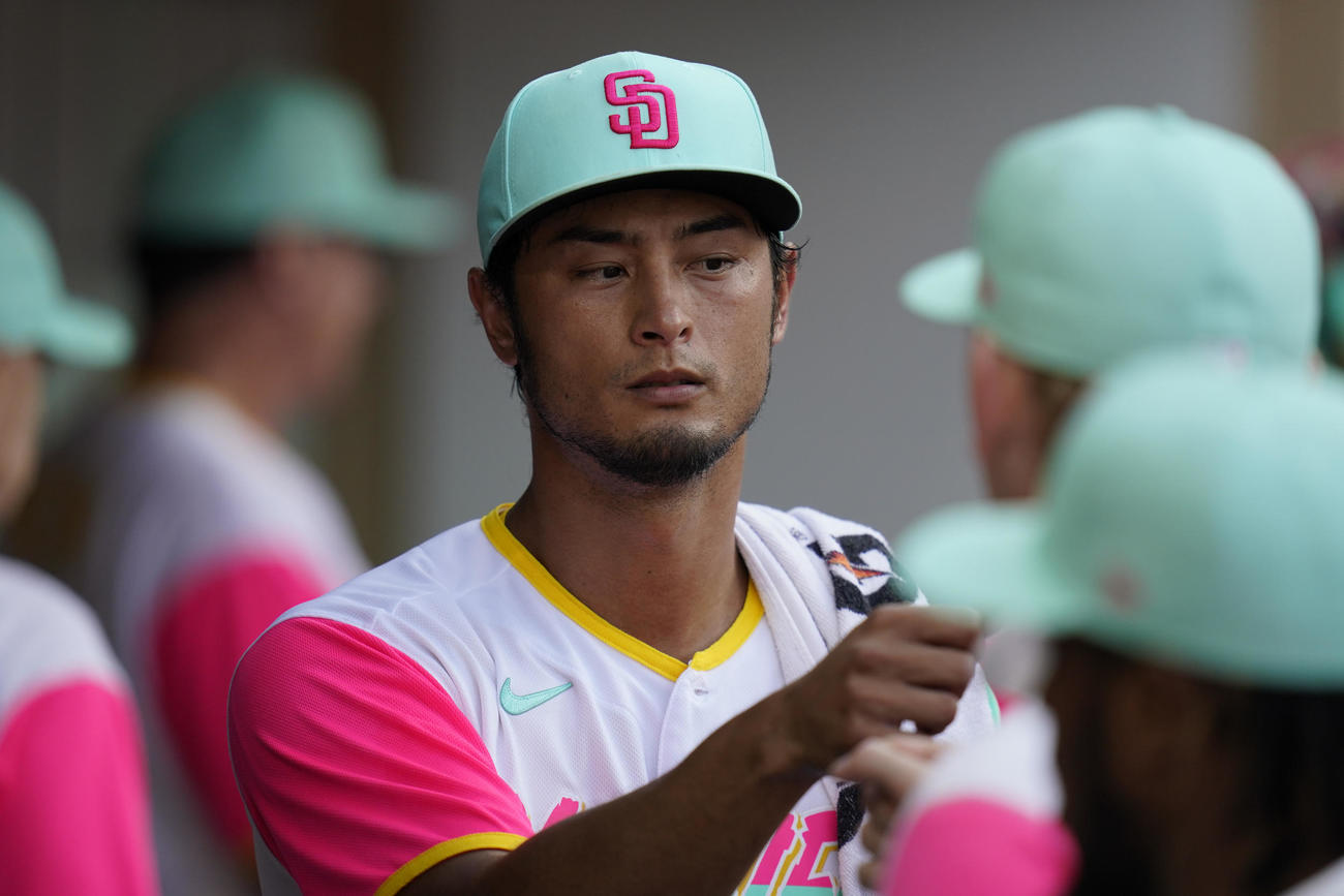 ベンチでタッチを交わすダルビッシュ（AP）