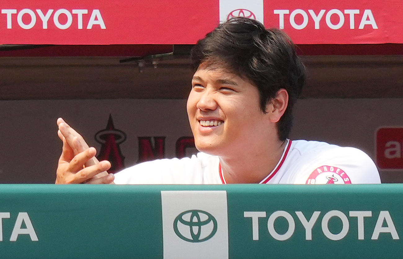 エンゼルス対タイガース　試合前、ベンチで笑顔を見せる大谷（撮影・菅敏）