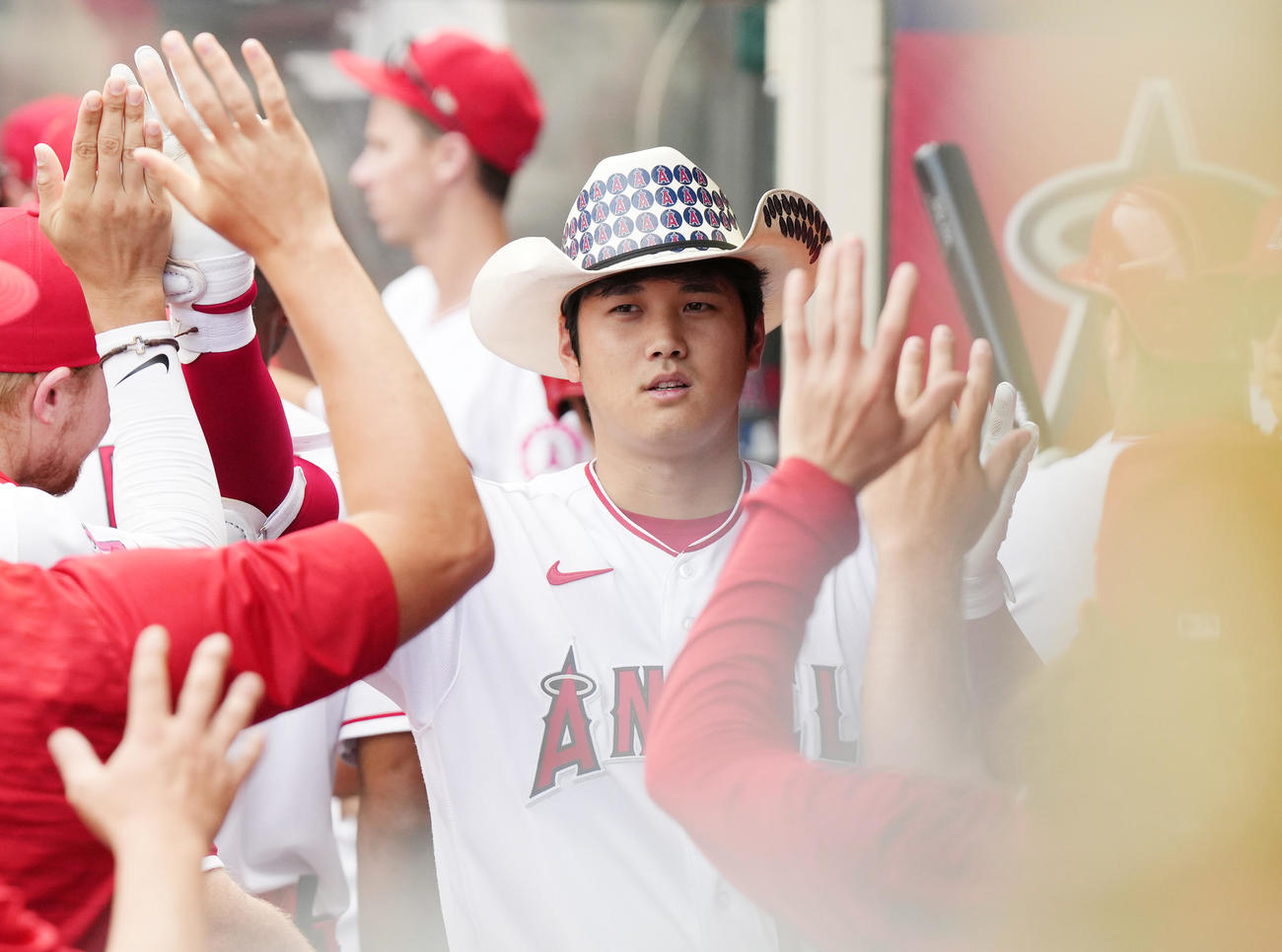 エンゼルス対タイガース　7回裏エンゼルス無死、右中間に勝ち越しの33号ソロ本塁打を放ちナインに迎えられる大谷（中央）（撮影・菅敏）