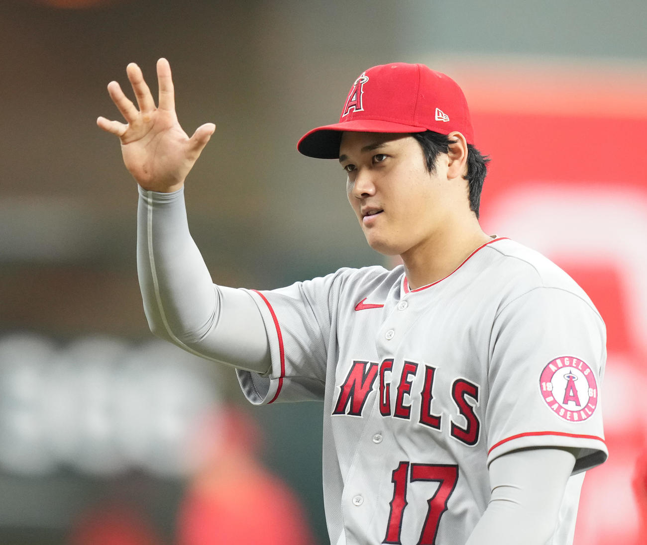 アストロズ対エンゼルス　試合前、ファンに手を振るエンゼルス大谷（撮影・菅敏）