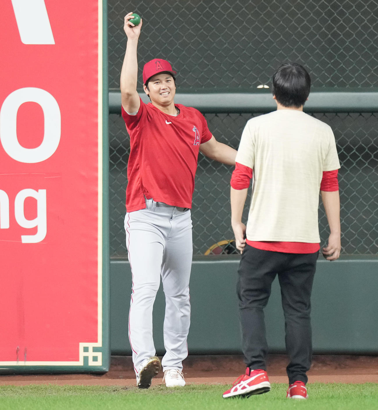 アストロズ対エンゼルス　試合前、笑顔で練習をするエンゼルス大谷。右は水原通訳（撮影・菅敏）