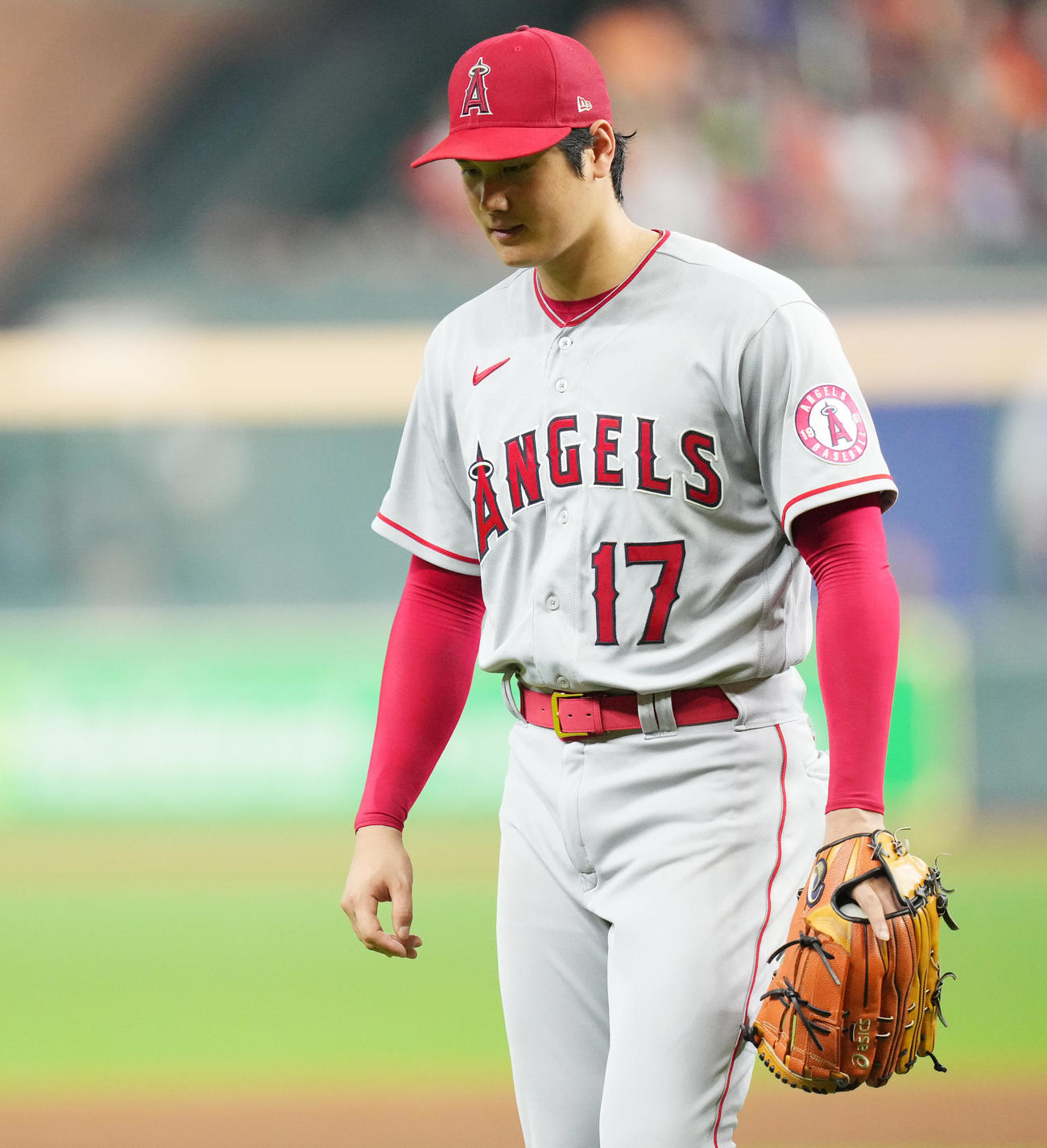 アストロズ対エンゼルス　6回、右手の指先を気にしながらマウンドを降りる大谷（撮影・菅敏）