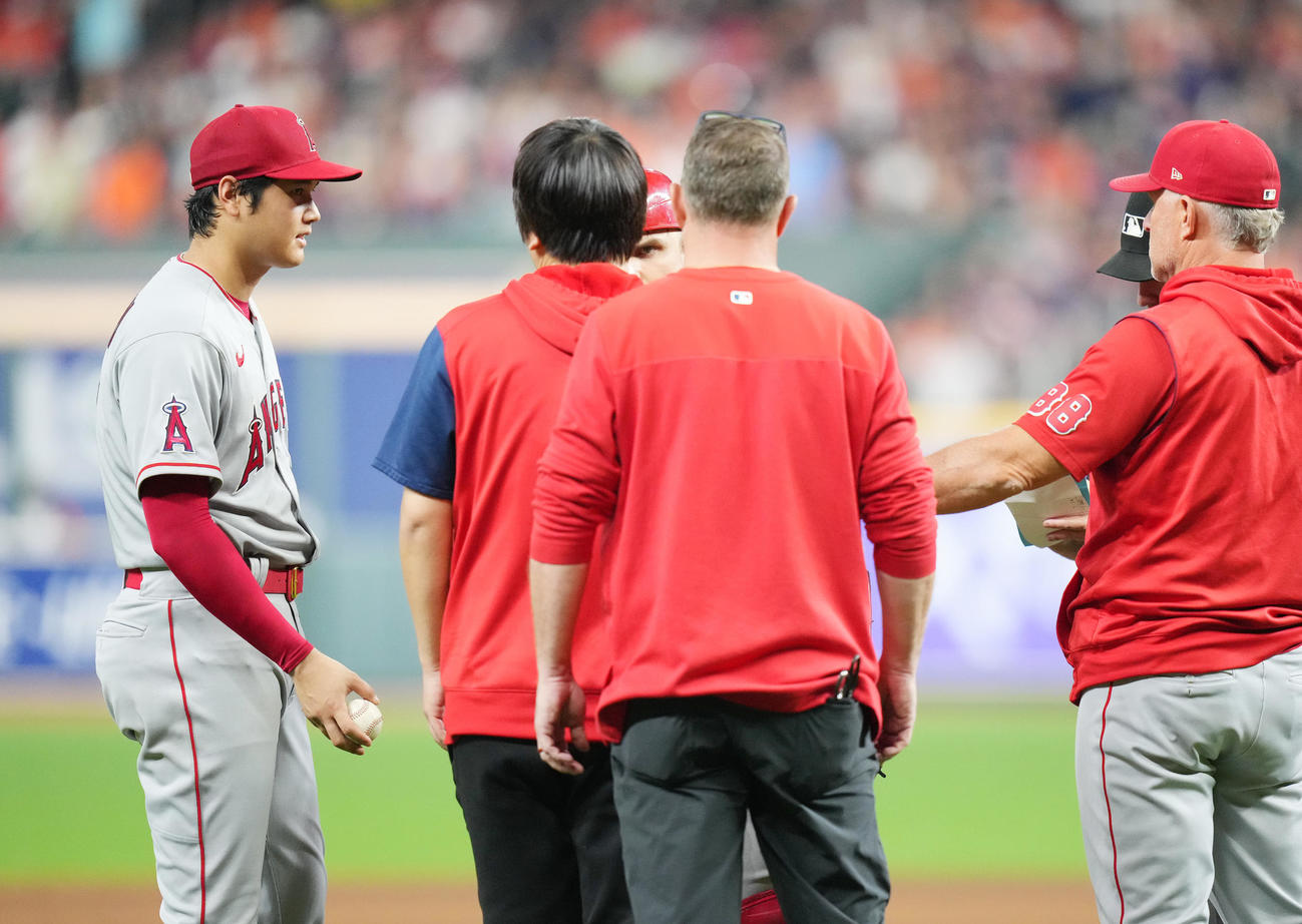 アストロズ対エンゼルス　6回、1球も投げずにマウンドを降りる大谷翔平（左端）（撮影・菅敏）