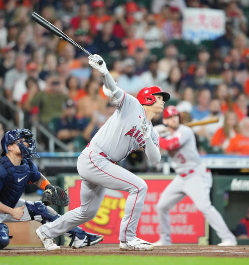 アストロズ対エンゼルス　1回表エンゼルス無死三塁、右越えに34号2点本塁打を放つ大谷（撮影・菅敏）