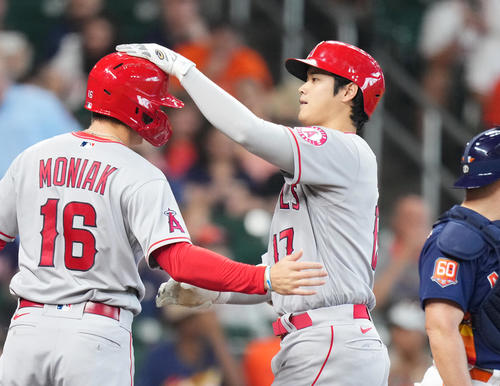 アストロズ対エンゼルス　1回表エンゼルス無死三塁、右越えに34号2点本塁打を放ち、出迎えたモニアク（左）の頭をたたく大谷（撮影・菅敏）