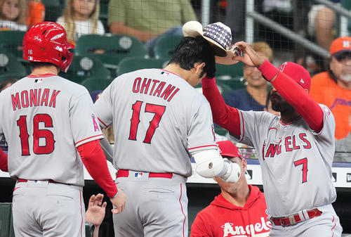 アストロズ対エンゼルス　1回表エンゼルス無死三塁、右越えに34号2点本塁打を放ち、ナインに迎えられる大谷（中央）（撮影・菅敏）