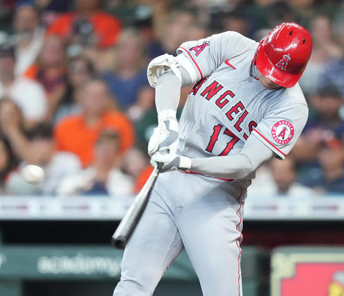 アストロズ対エンゼルス　3回表エンゼルス無死、中二塁打を放つ大谷（撮影・菅敏）