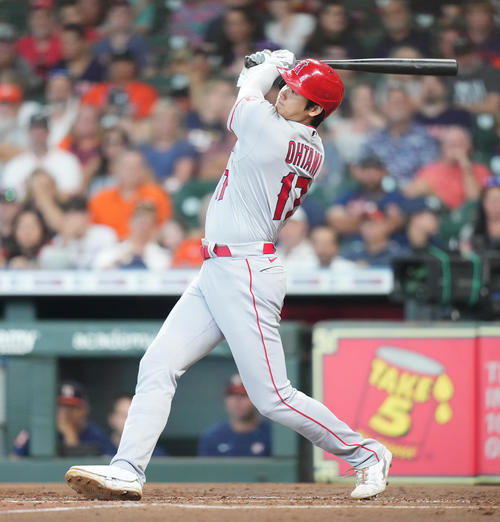 アストロズ対エンゼルス　3回表エンゼルス無死、中二塁打を放つ大谷（撮影・菅敏）