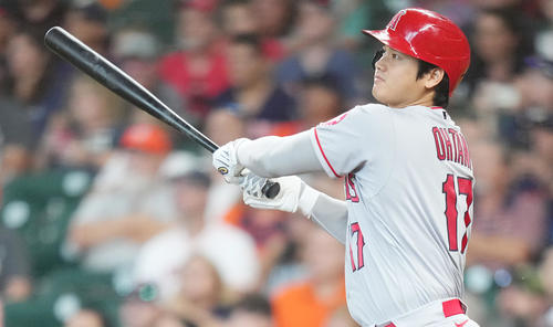 アストロズ対エンゼルス　3回表エンゼルス無死、中二塁打を放つ大谷（撮影・菅敏）