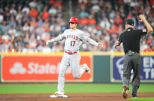 アストロズ対エンゼルス　3回表エンゼルス無死、中二塁打を放ち、二塁でストップする大谷（撮影・菅敏）