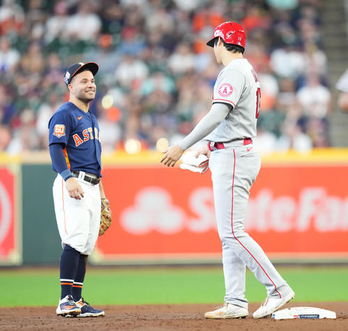 アストロズ対エンゼルス　3回表エンゼルス無死、中二塁打を放ち、アルテューベ（左）と談笑する大谷（撮影・菅敏）