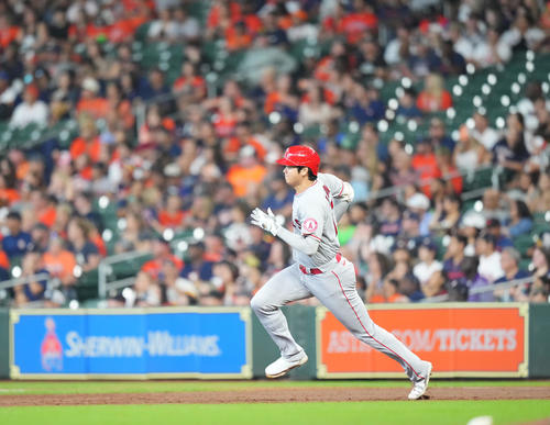 アストロズ対エンゼルス　3回表エンゼルス無死、中二塁打を放ち、一塁を駆け回る大谷（撮影・菅敏）