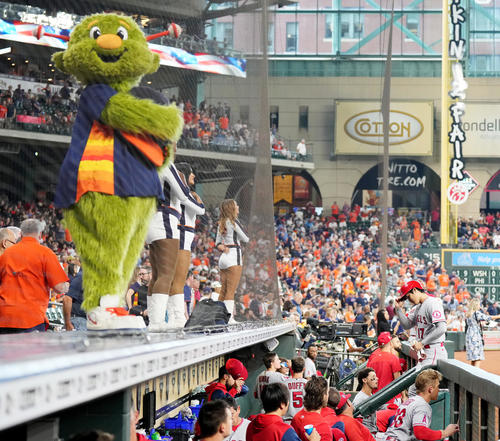 アストロズ対エンゼルス　7回表エンゼルス1死一塁、レンヒーフォの併殺打で二塁封殺され、ベンチに戻る大谷翔平（右端）（撮影・菅敏）