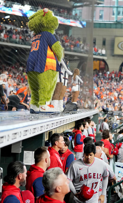 アストロズ対エンゼルス　7回表エンゼルス1死一塁、レンヒーフォの併殺打で二塁封殺され、ベンチに戻る大谷（右下）（撮影・菅敏）