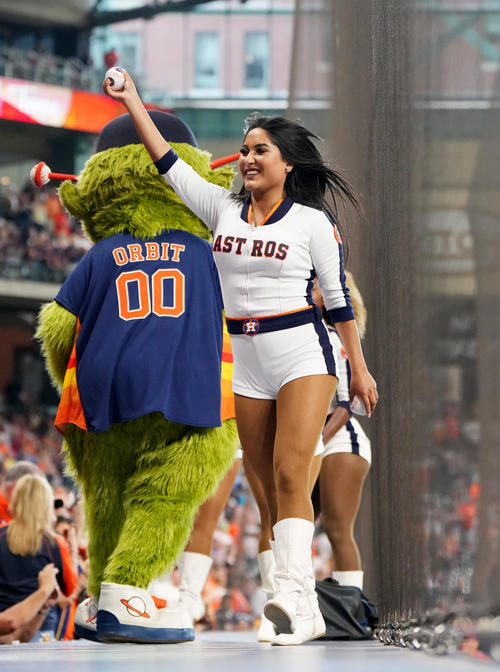 アストロズ対エンゼルス　7回の攻撃を前にスタンドのファンを盛り上げるアストロズのチアガール（撮影・菅敏）