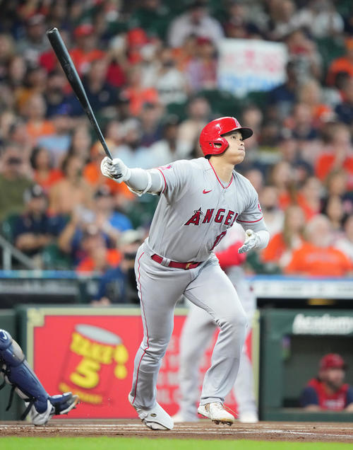 アストロズ対エンゼルス　1回表エンゼルス無死三塁、右越えに34号2点本塁打を放つ大谷（撮影・菅敏）