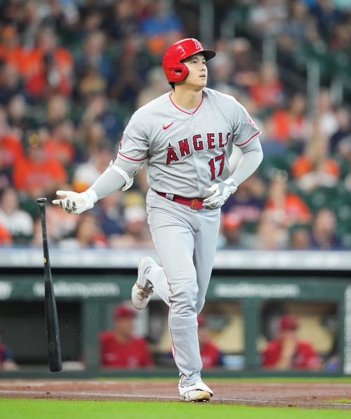 アストロズ対エンゼルス　1回表エンゼルス無死三塁、右越えに34号2点本塁打を放つ大谷（撮影・菅敏）