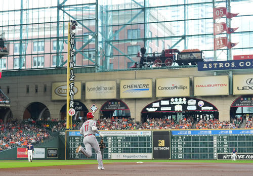 アストロズ対エンゼルス　1回表エンゼルス無死三塁、右越えに34号2点本塁打を放ち、ダイヤモンドを回る大谷（撮影・菅敏）