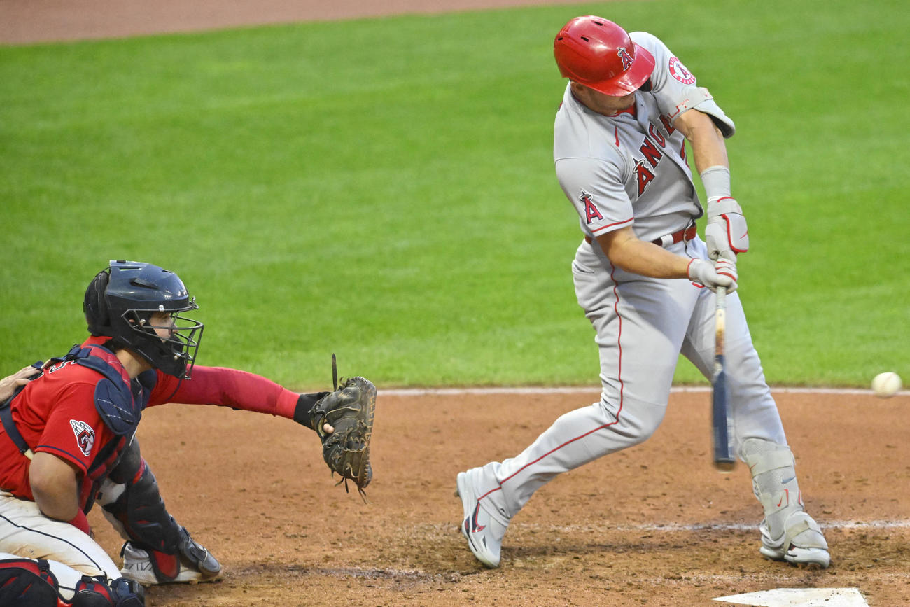 ガーディアンズ戦の5回、７試合連続となる本塁打を放つエンゼルスのトラウト（USA TODAY＝ロイター）