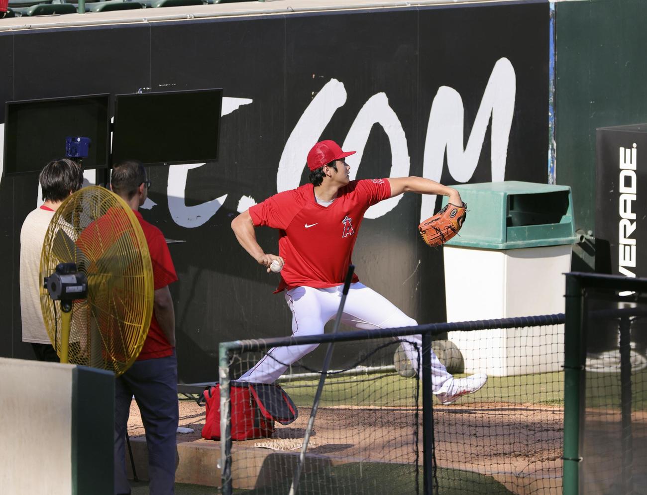 ブルペンで投球練習するエンゼルス・大谷＝アナハイム（共同）